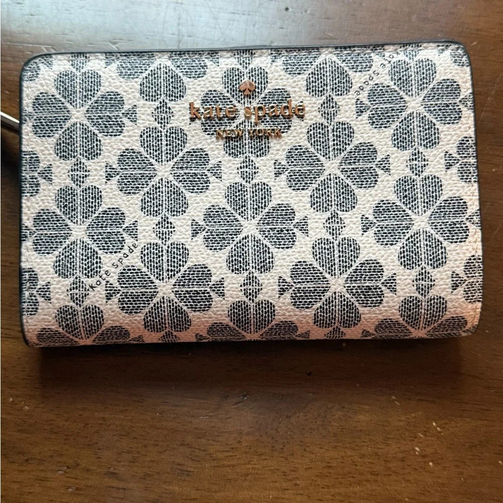 Kate Spade Flower Wallet - Picture 2 of 6